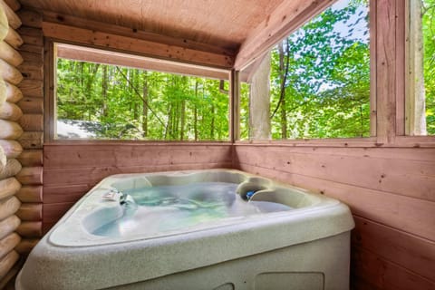 Hot Tub, Close to Everything, Deer View House in Pittman Center