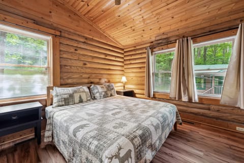 Hot Tub, Close to Everything, Deer View House in Pittman Center