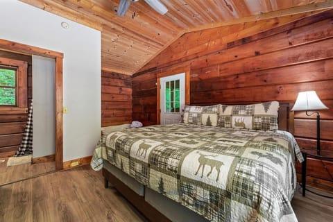 Pet-Friendly Cabin, In-Room Jacuzzi, King Bed, WiFi Cabin in Pittman Center