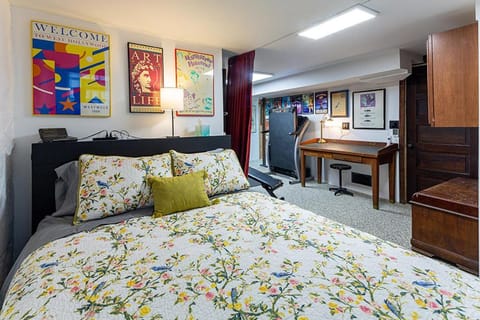 Bed, TV and multimedia, Photo of the whole room, Bedroom