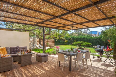 Patio, Spring, Day, Garden, Living room, Seating area, Dining area, Garden view