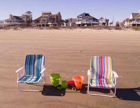 Lei by the Sea with elevator House in Hitchcock