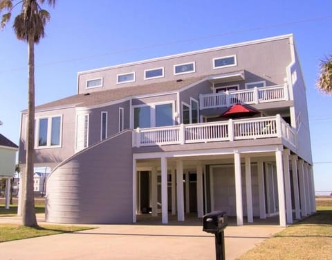 Lei by the Sea with elevator House in Hitchcock