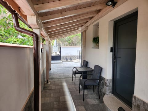 Patio, Facade/entrance, Day