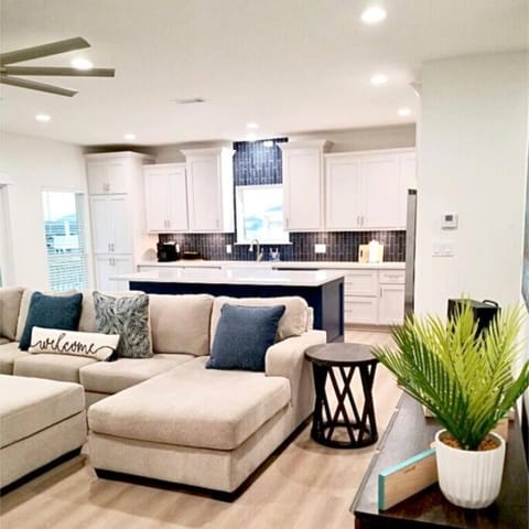 Kitchen or kitchenette, Living room