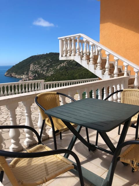 Vila Bronhi Apartment in Montenegro