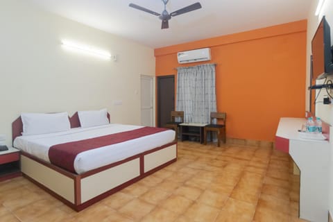 Bed, TV and multimedia, Photo of the whole room, Bedroom, fireplace, hair dresser, air conditioner