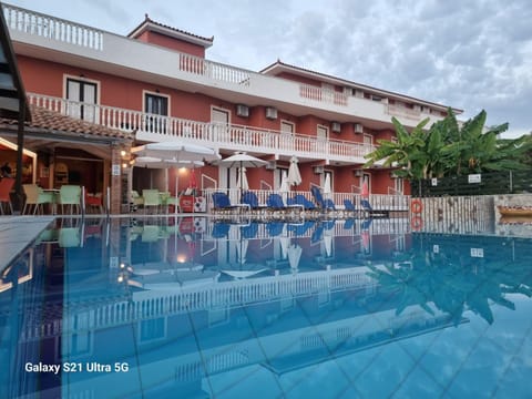 Property building, Day, Swimming pool, sunbed