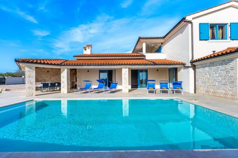 Property building, Patio, Day, Pool view, Swimming pool, sunbed