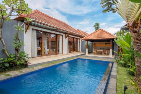 Property building, Day, Garden, Garden view, Pool view, Swimming pool