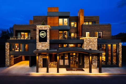 Property building, Facade/entrance, Night