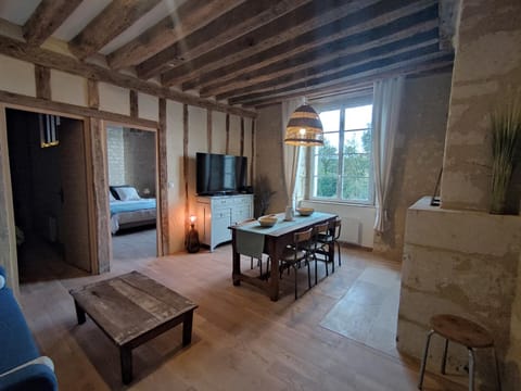 TV and multimedia, Living room, Seating area, Dining area