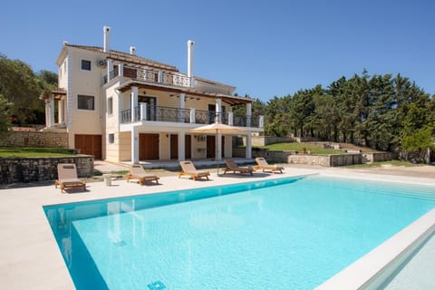 Property building, Day, Garden, Garden view, Pool view, Swimming pool, sunbed