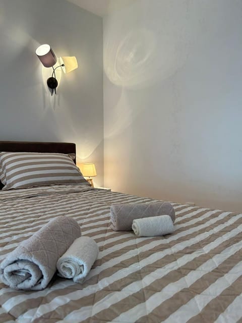 Bed, Bedroom, towels