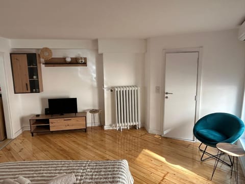 Communal lounge/ TV room, Bed, TV and multimedia, Living room, Seating area, Bedroom, internet