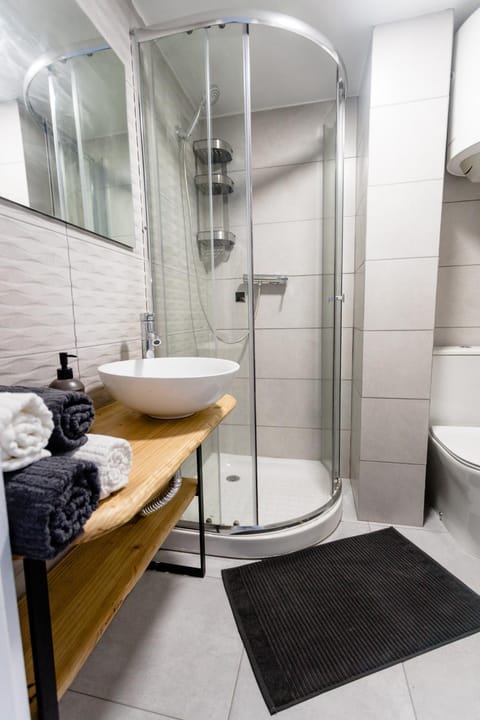 Shower, Toilet, towels