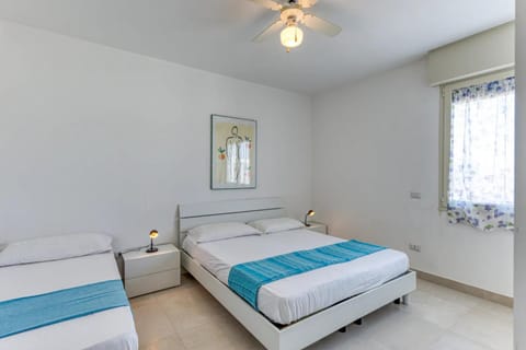 Bed, Photo of the whole room, Bedroom, fireplace