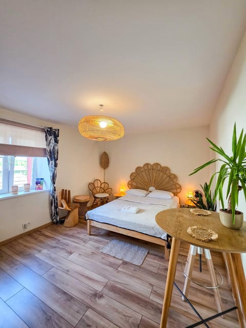 Communal lounge/ TV room, Bed, Living room, Photo of the whole room, Seating area, Dining area, Bedroom, towels