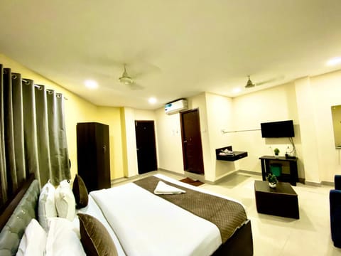 Property building, Bed, TV and multimedia, Photo of the whole room, Bedroom, fireplace, air conditioner