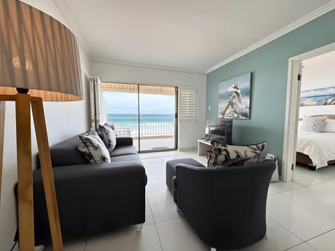 Bed, Natural landscape, TV and multimedia, View (from property/room), View (from property/room), Living room, Lounge or bar, Photo of the whole room, Seating area, Bedroom, Sea view, Sea view, Family, Family, furniture, furniture, internet, internet, towels, towels, air conditioner