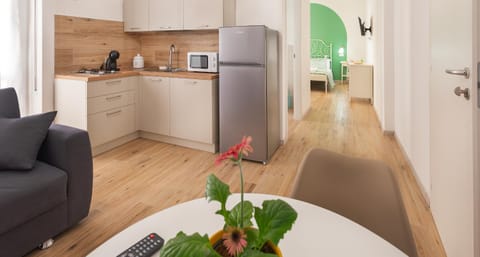 Kitchen or kitchenette, Living room, Seating area, Dining area, minibar, stove