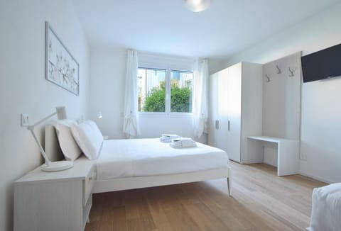 Bed, TV and multimedia, Bedroom, towels