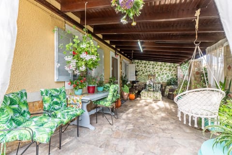 Property building, Balcony/Terrace, Living room