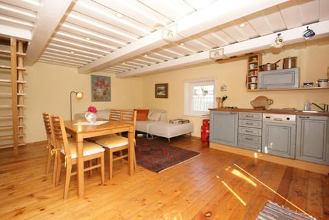 Kitchen or kitchenette, Seating area, Dining area