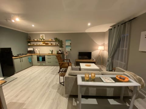 Kitchen or kitchenette, Living room, Seating area, minibar, pet friendly, stove