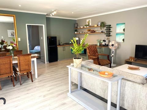 TV and multimedia, Kitchen or kitchenette, Living room, Seating area, Dining area, fireplace, minibar