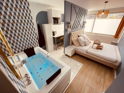 Bed, Hot Tub, Hot Tub, Living room, Spa and wellness centre/facilities