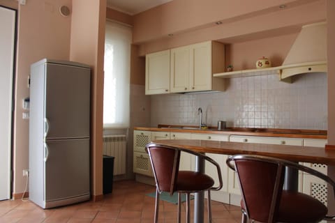 Kitchen or kitchenette, Kitchen or kitchenette, Dining area, dishwasher, stove