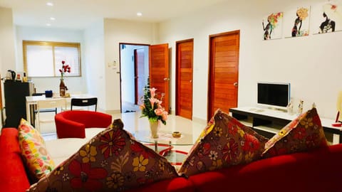 TV and multimedia, Kitchen or kitchenette, Living room, Seating area