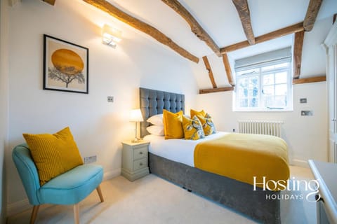 Bed, Photo of the whole room, Seating area, Bedroom