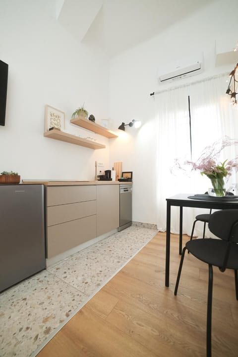 Kitchen or kitchenette, Seating area, Dining area