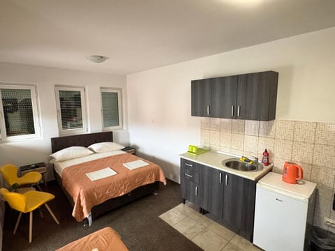 Bed, Kitchen or kitchenette, Food and drinks, Photo of the whole room, Bedroom, Food, minibar, oven, towels