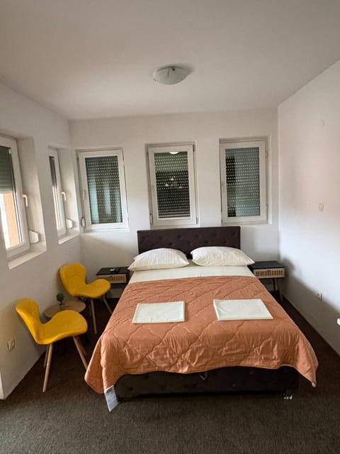 Living room, Photo of the whole room, Seating area, Bedroom