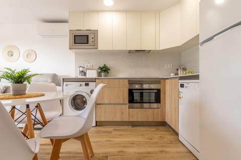 Kitchen or kitchenette, minibar, pet friendly, stove, toaster, washing machine, air conditioner