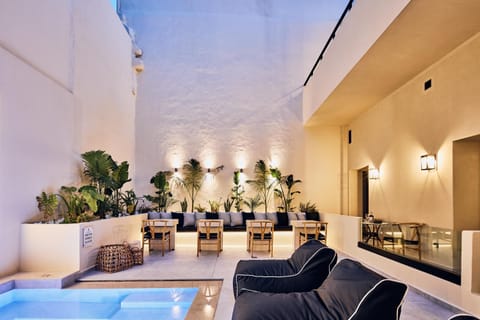 Garden, Hot Tub, Seating area, Pool view