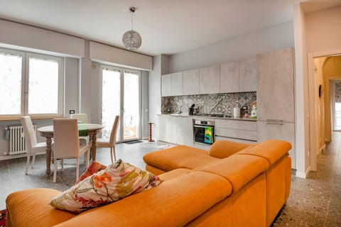 Kitchen or kitchenette, Living room, Seating area, Dining area, stove, kitchen