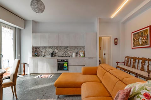 Kitchen or kitchenette, Living room, Seating area, Dining area, stove