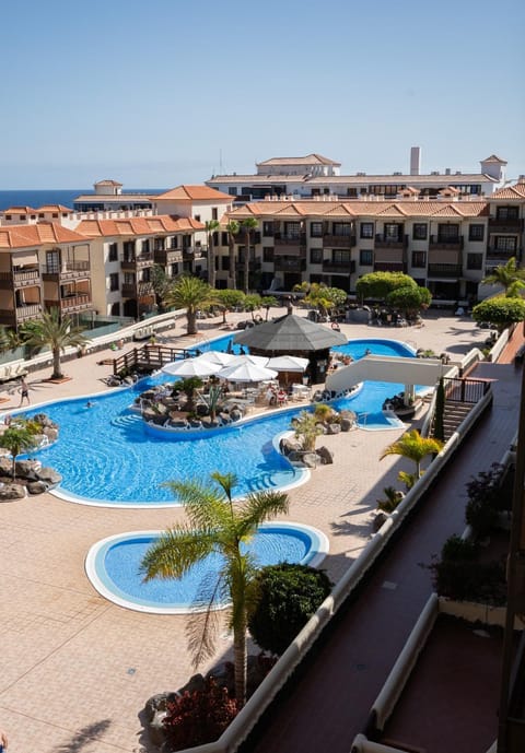 Property building, Day, Lounge or bar, Swimming pool, Location, sunbed