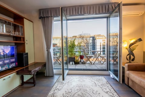 Communal lounge/ TV room, Bathroom, TV and multimedia, View (from property/room), Balcony/Terrace