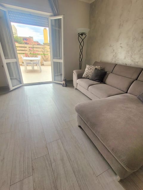 Communal lounge/ TV room, TV and multimedia, Balcony/Terrace, air conditioner