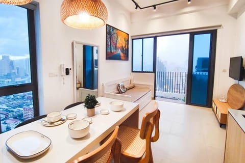 Kitchen or kitchenette, Living room, Seating area, Dining area