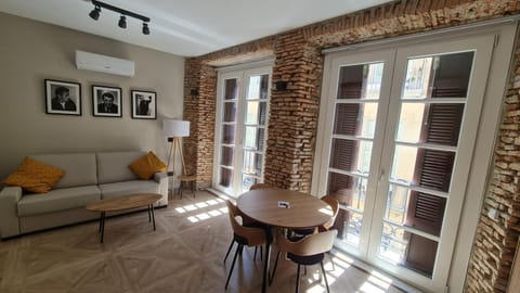 Seating area, Dining area