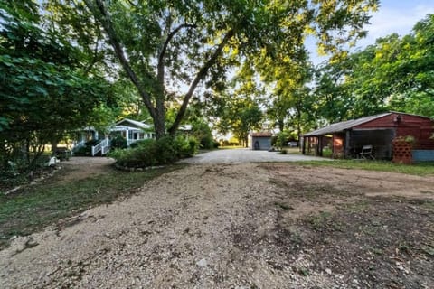 3 Houses 30 guests Country 14 acre Pecan Orchard Farm Stay in San Marcos