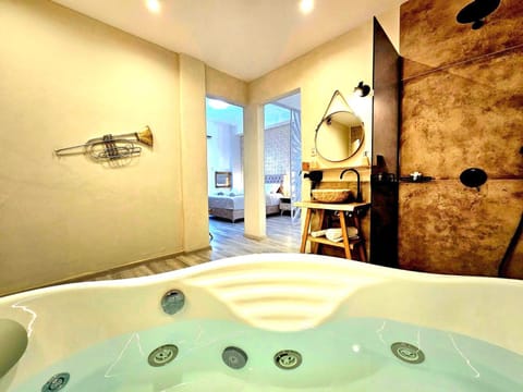 Hot Tub, Bathroom, Decorative detail, Bath