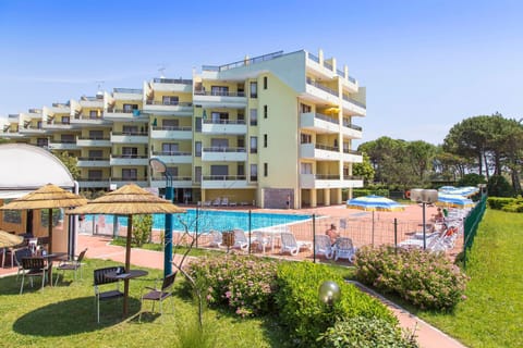 Property building, Garden, Garden view, Pool view, Swimming pool