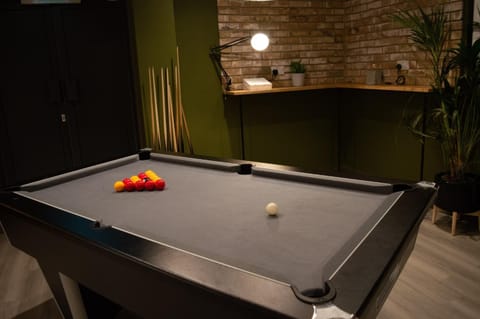 Billiard, Game Room